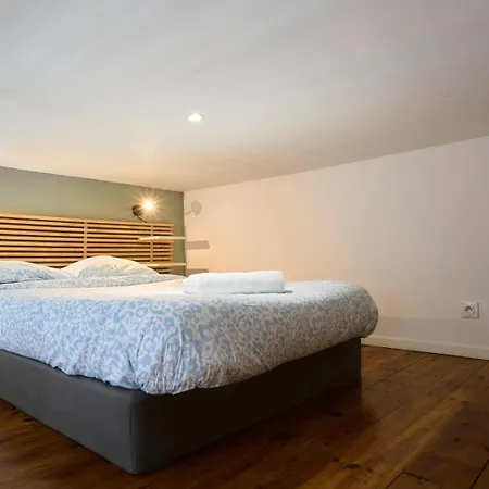 Beaux Arts : Equipe En Mezzanine Apartment